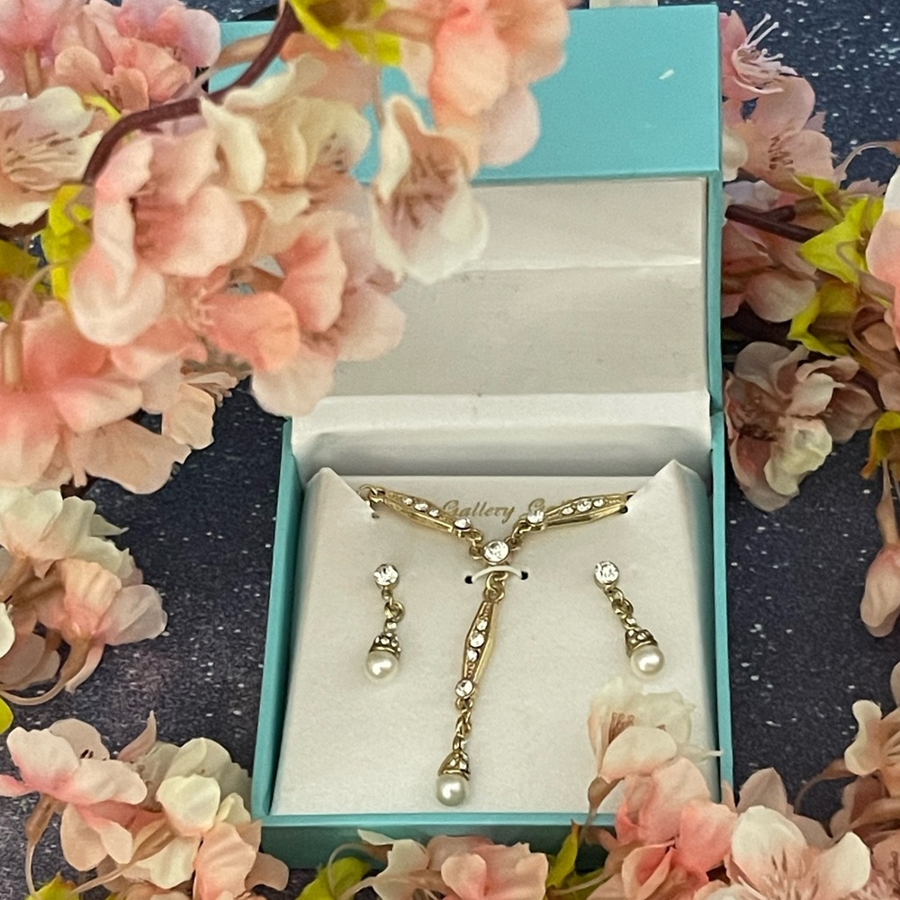 Costume jewelry, one chain and pair of earrings